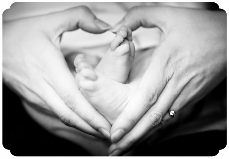 bebisfötter, mammas hand, nyföddfotografering, subclip, fotograf anna nilsson, bebis, baby, hjärta